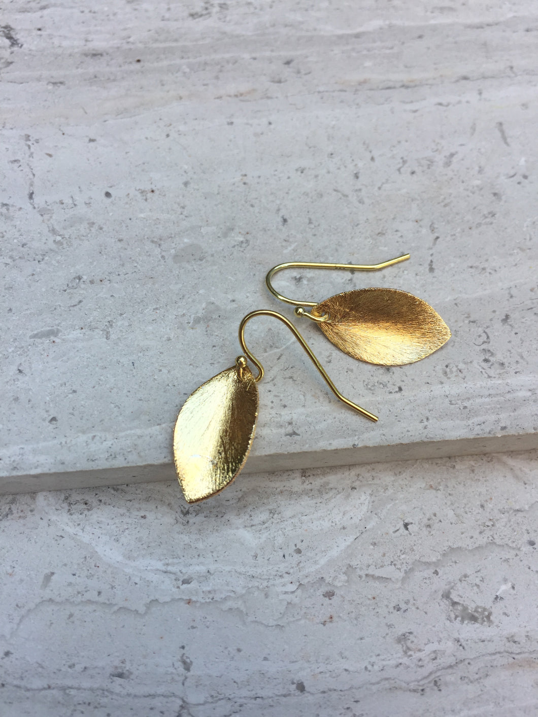 Brushed leaf earring gold 