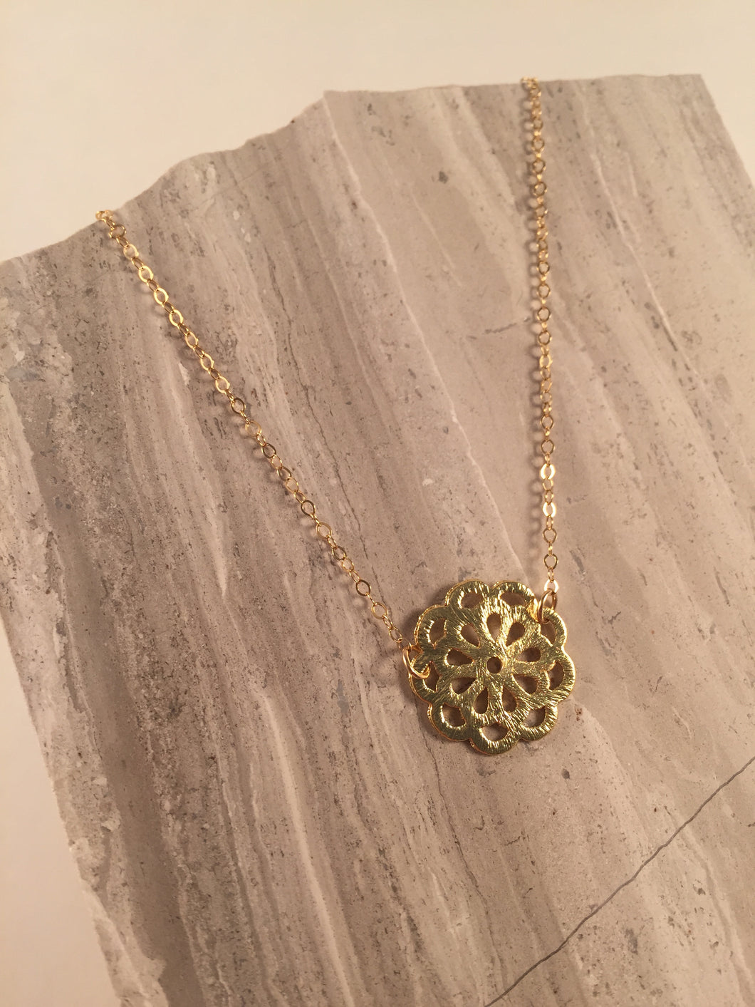 Brushed daisy necklace, gold