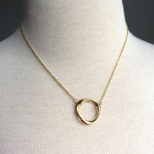 Gold wavy Circle Necklace