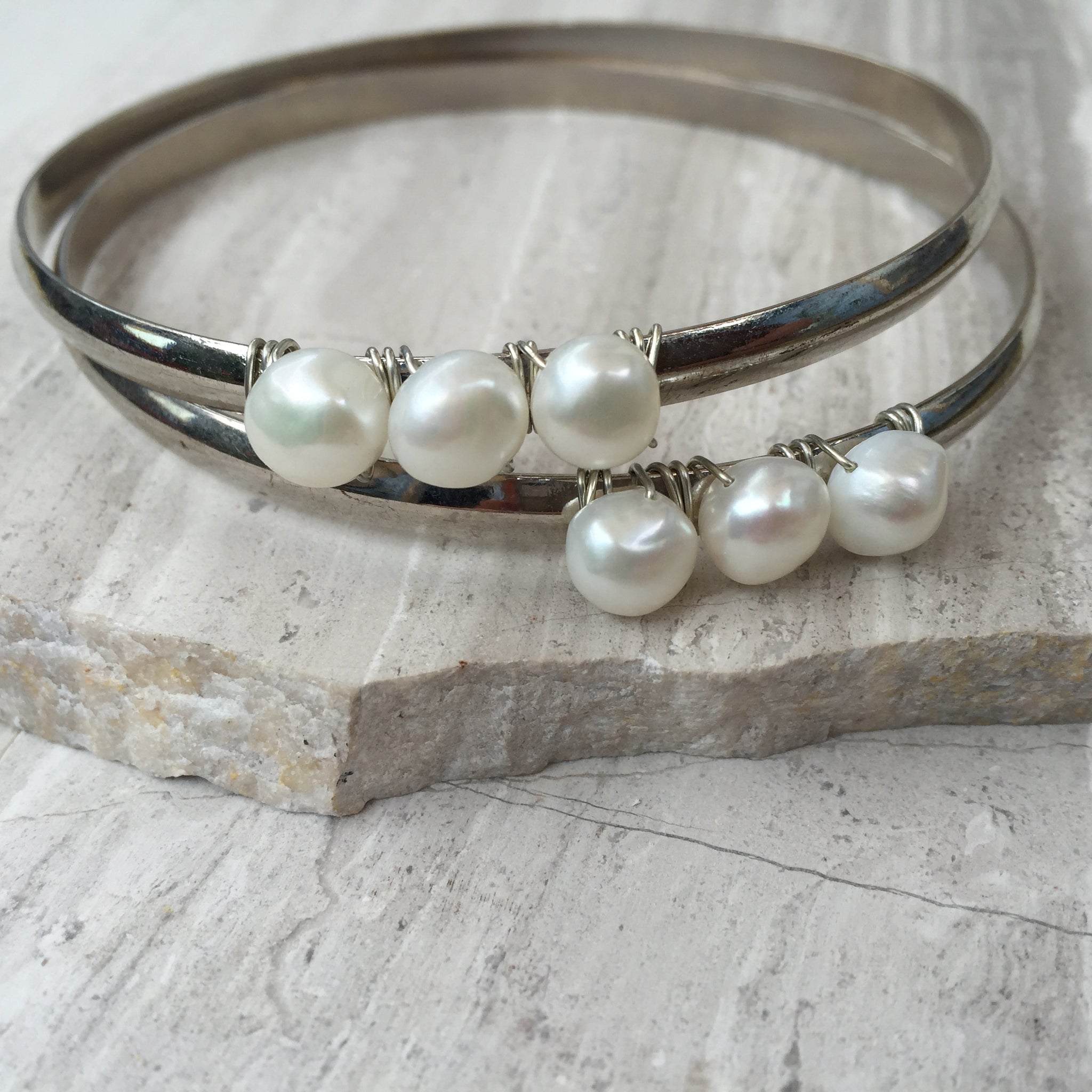Double white pearls bracelet with gilded silver details