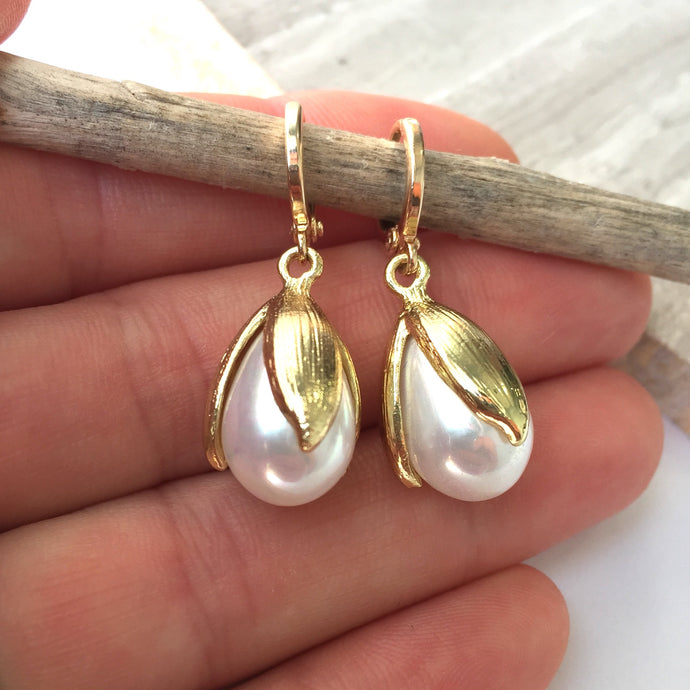 Pearl Tulip drop / Gold huggie lever back Earrings